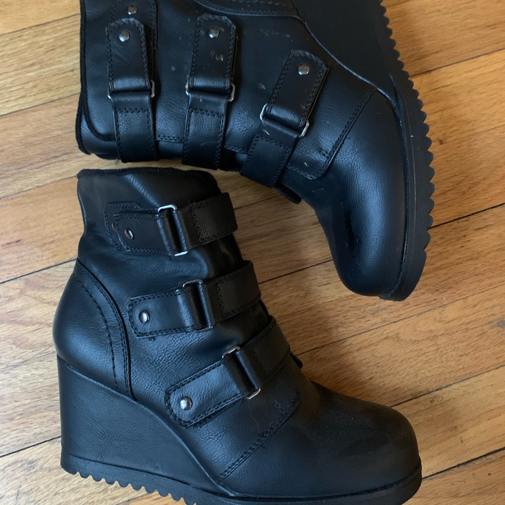 Khombu Wedge Booties
